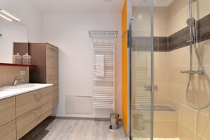 Badewanne, Haartrockner, Handtücher, Seife