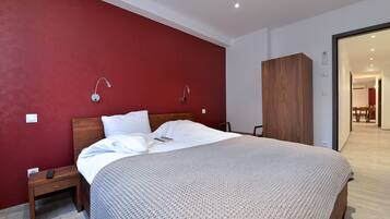 3 bedrooms, soundproofing, iron/ironing board, travel cot