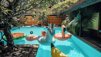 2 udendørs pools, parasoller, liggestole