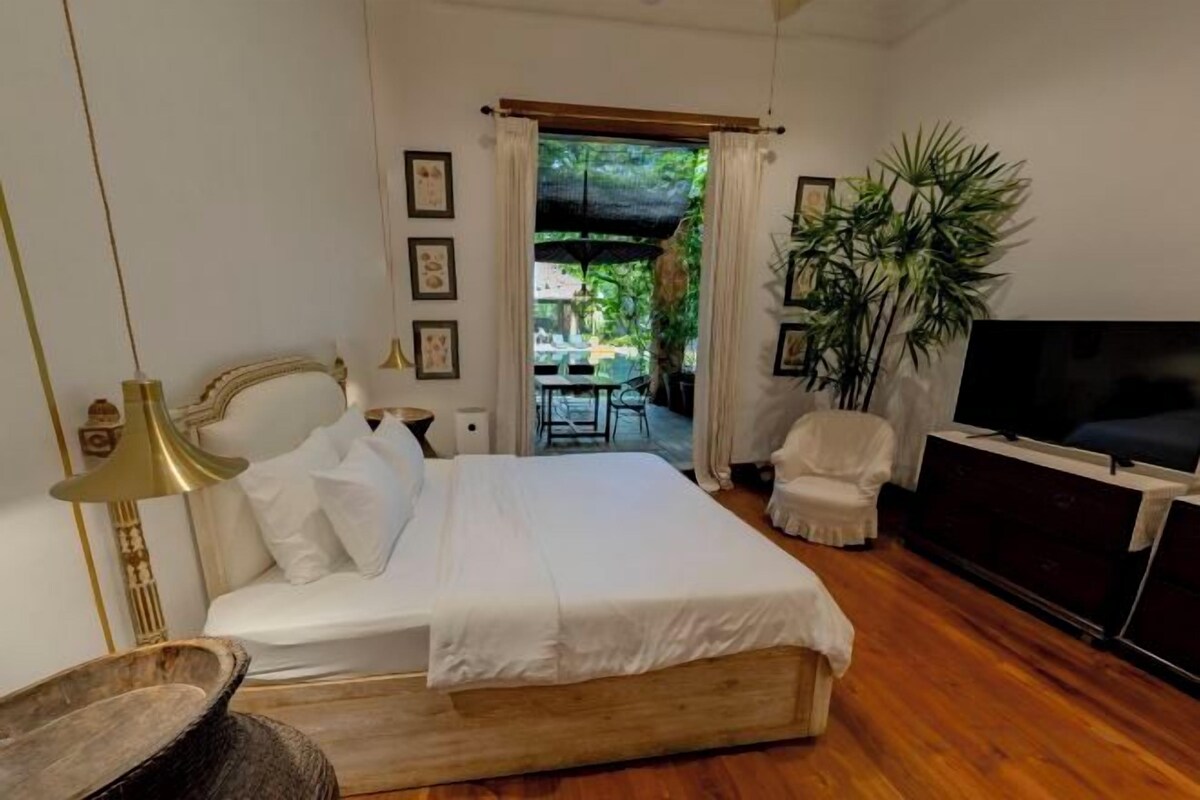 Frette Italian sheets, premium bedding, down comforters, in-room safe