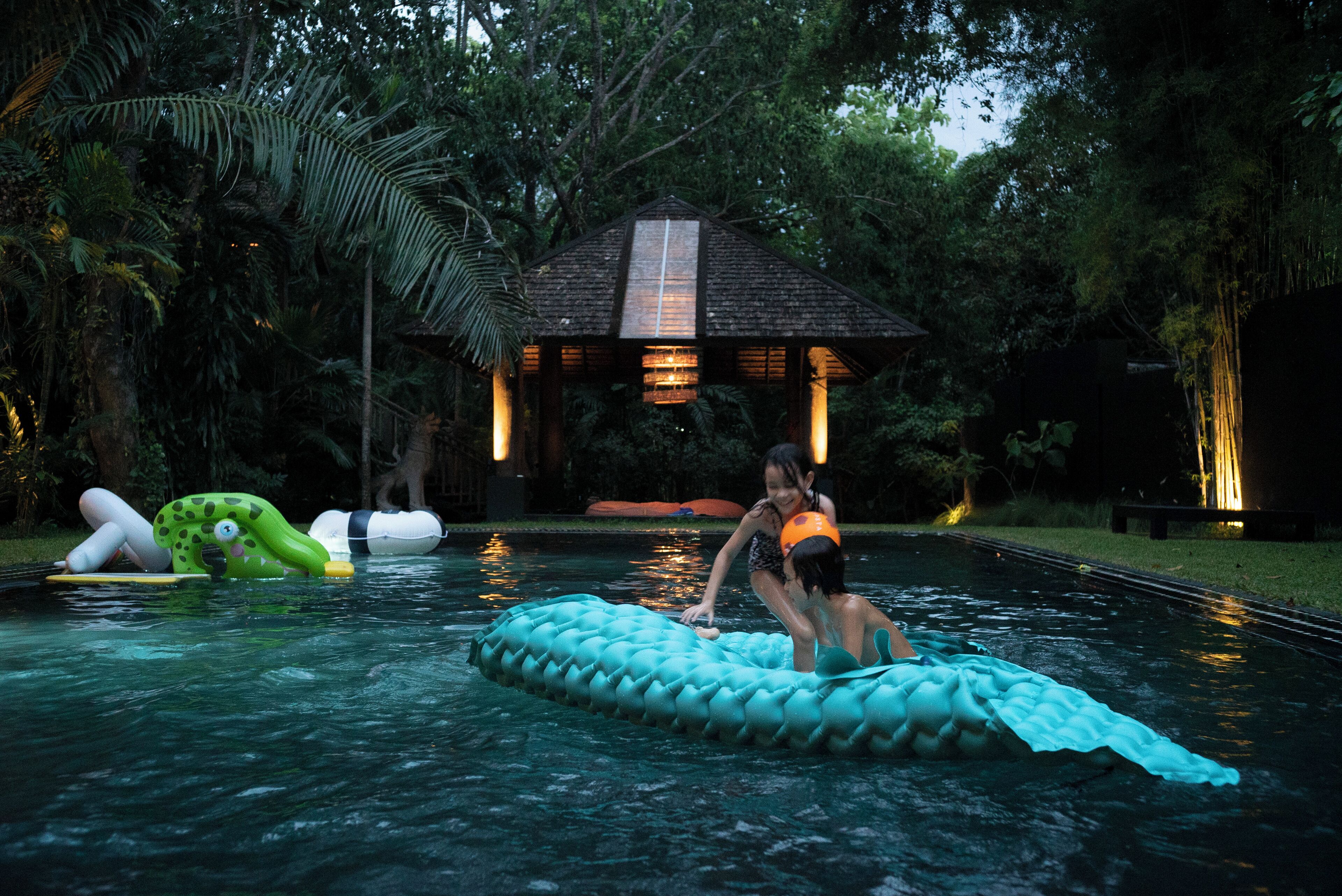 2 つの屋外プール、プール パラソル、サンラウンジャー