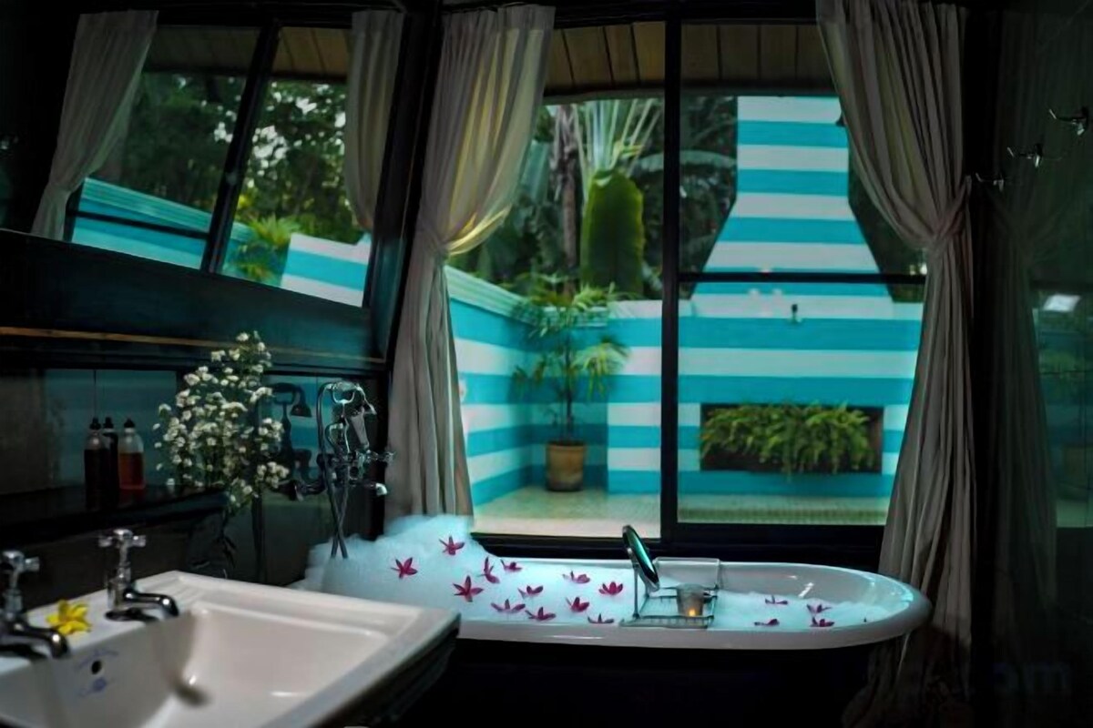 Bathroom | Separate tub and shower, deep soaking tub, rainfall showerhead
