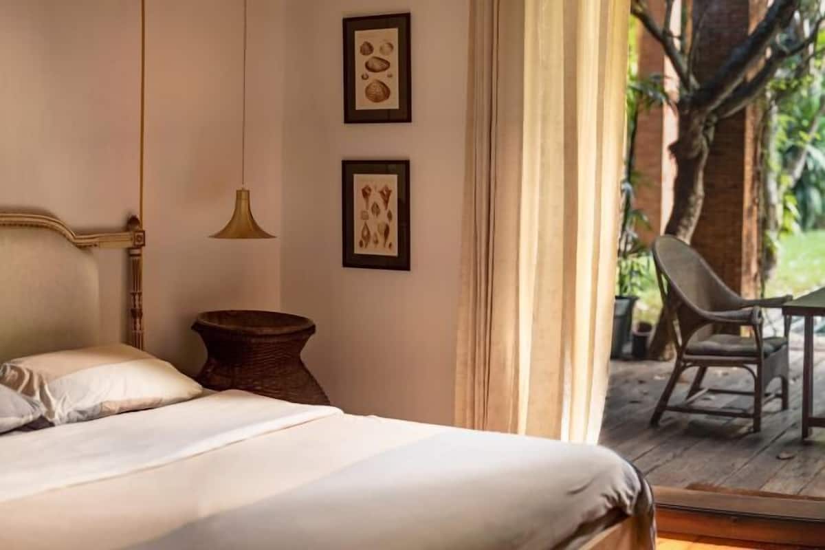 Frette Italian sheets, premium bedding, down comforters, in-room safe