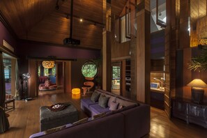 Luxury Pool Villa, 4 Bedrooms | 客厅 | 120-英寸智能电视（配备收费电视频道）、电视、Netflix