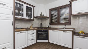 Refrigerador, microondas, horno y parrilla de estufa