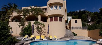 Villa con vista de la bahía mar y piscina privada en Canyamel