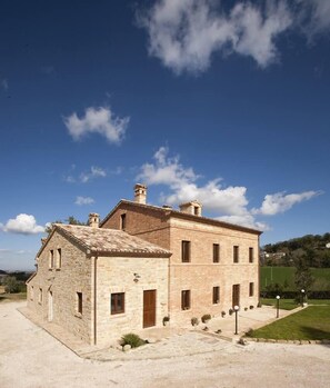 Exterior - House / Villa - Sant''Angelo in Pontano (Sant'Angelo in Pontano)