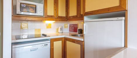 Kylskåp, mikrovågsugn, spishäll och diskmaskin