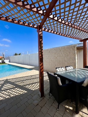 Outdoor dining - Located only minutes away from the Palm Beaches. 2 bedroom 3 beds 2 bathroom (Noord)