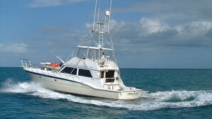 A white yacht named IMPETUOLS on the water. - Located only minutes away from the Palm Beaches. 2 bedroom 3 beds 2 bathroom (Noord)