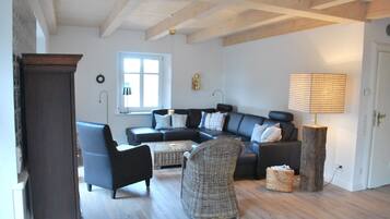 Télévision, lecteur de DVD, livres, chaßne hi-fi