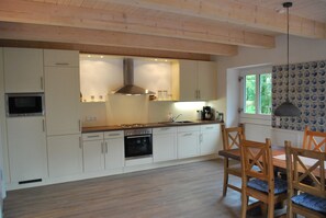 ثلاجة، ميكروويف، فرن، موقد طهي مسطح