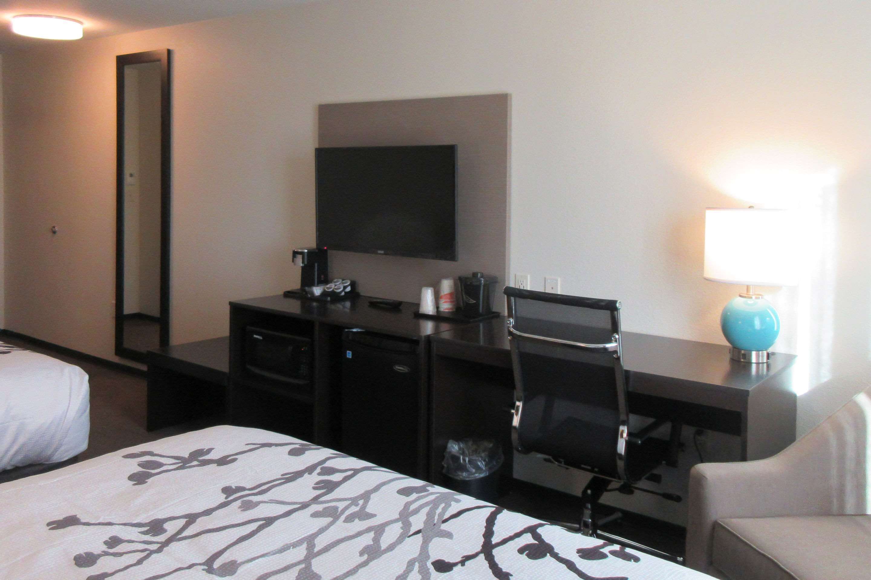 standard room, 2 queen beds, non smoking | desk, free wifi, bed sheets