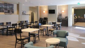 Breakfast area - Sleep Inn & Suites Chiloquin-Crater Lake Junction (Chiloquin)