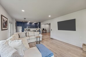 Smart TV, chimenea, reproductor de DVD y libros 