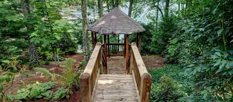 On The Water........rustic Elegance........sweeping Mountain Views