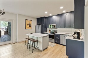 Refrigerador, microondas, horno y parrilla de estufa 