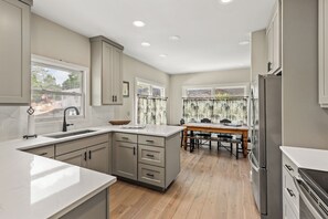 雪櫃、微波爐、焗爐、爐具