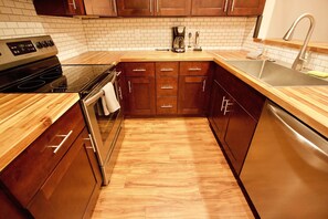 Fridge, microwave, oven, stovetop - Clean Mountain Getaway! Excellent location in Mammoth w/full renovation (Mammoth Lakes)