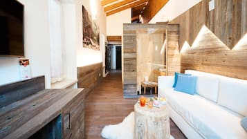 Honeymoon Room, 1 King Bed, Sauna | Premium bedding, down comforters, memory foam beds, minibar