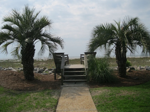 OCEANFRONT Midisle Prvt Pool 3New Baths,Kitchen,Floors, AC,Total Renovation!    