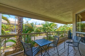Outdoor dining - Maui Banyan-Top Floor Unit, Right Across from the Beach! (Kihei)