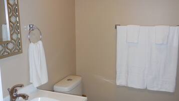 SĂšche-cheveux, serviettes fournies, savon, papier toilette