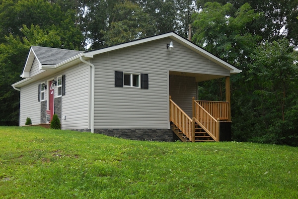 Redbird Cottage, cozy and private.