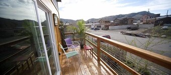 New to the Gardiner Market, 1 Block from Park Entrance