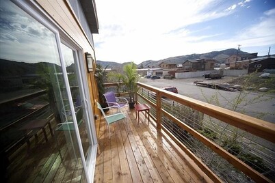 New to the Gardiner Market, 1 Block from Park Entrance