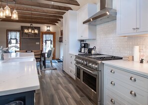Réfrigérateur, micro-ondes, plaque de cuisson, lave-vaisselle
