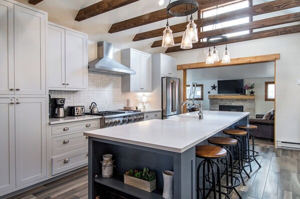 Fridge, microwave, stovetop, dishwasher
