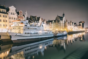 Un bateau fluvial baptisé « ZEGLUGA » était amarré dans un port, avec des bâtiments historiques en arrière-plan.