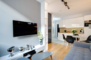 Comfort Apartment | Ruang tamu | 32 inci televisyen skrin rata dengan kabel, TV 