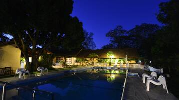 Una piscina al aire libre