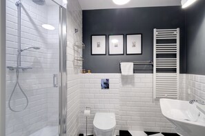 Deluxe-Studiosuite | Badezimmer | Dusche, kostenlose Toilettenartikel, Haartrockner, Handtücher