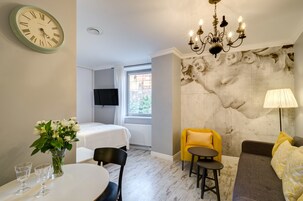 Deluxe Studio Suite | Living area | 32-inch flat-screen TV with cable channels, TV