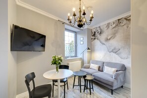 Studiosvit Comfort | Vardagsrum | 32-tums platt-tv med kabelkanaler, tv och golvvärme