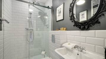 Comfort studio suite | Badkamer | Een douche, een regendouche, gratis toiletartikelen, een haardroger