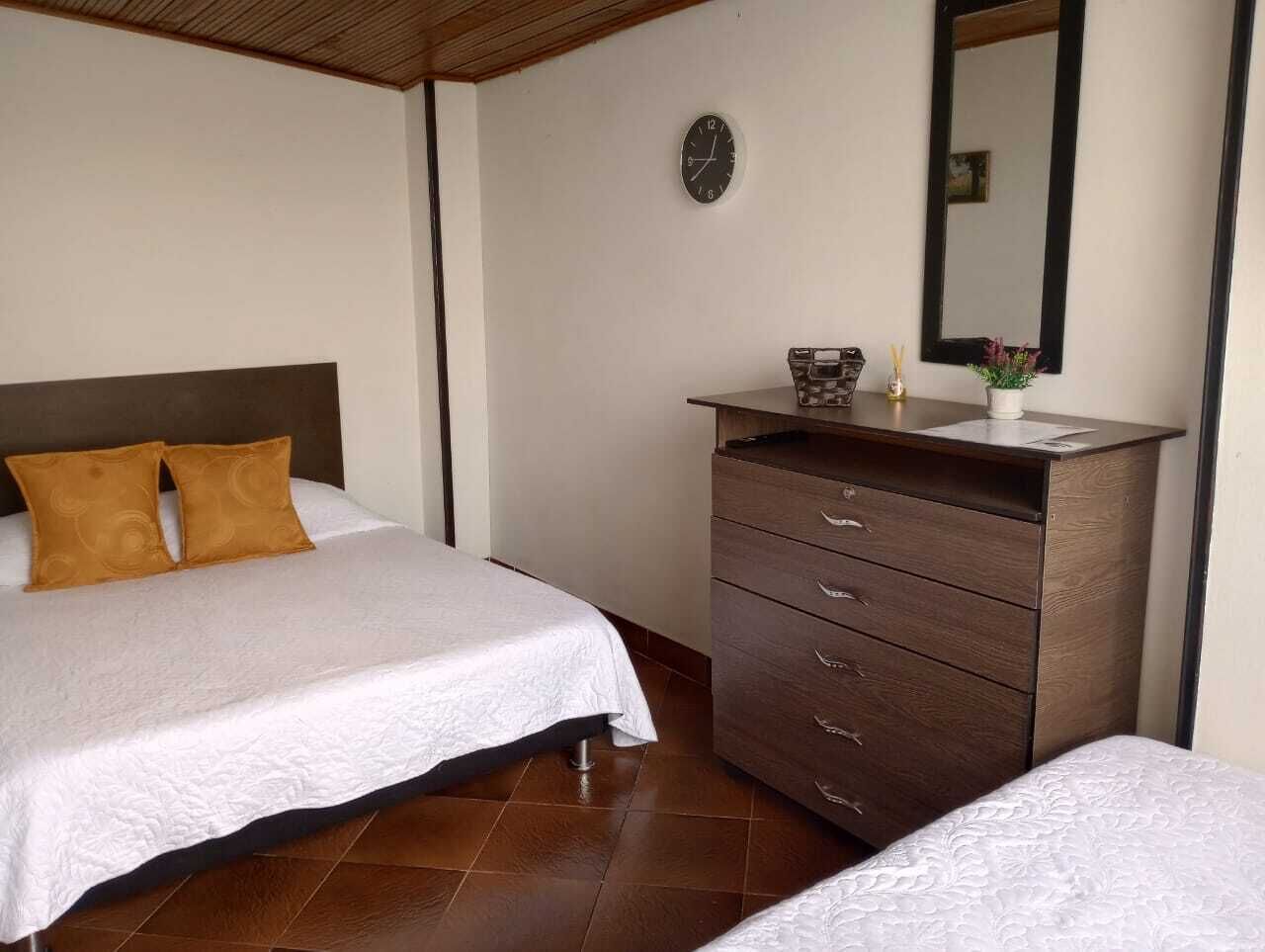 Kahden hengen perushuone (kaksi sänkyä), useita sänkyjä | Silitysrauta/-lauta, ilmainen Wi-Fi, vuodevaatteet