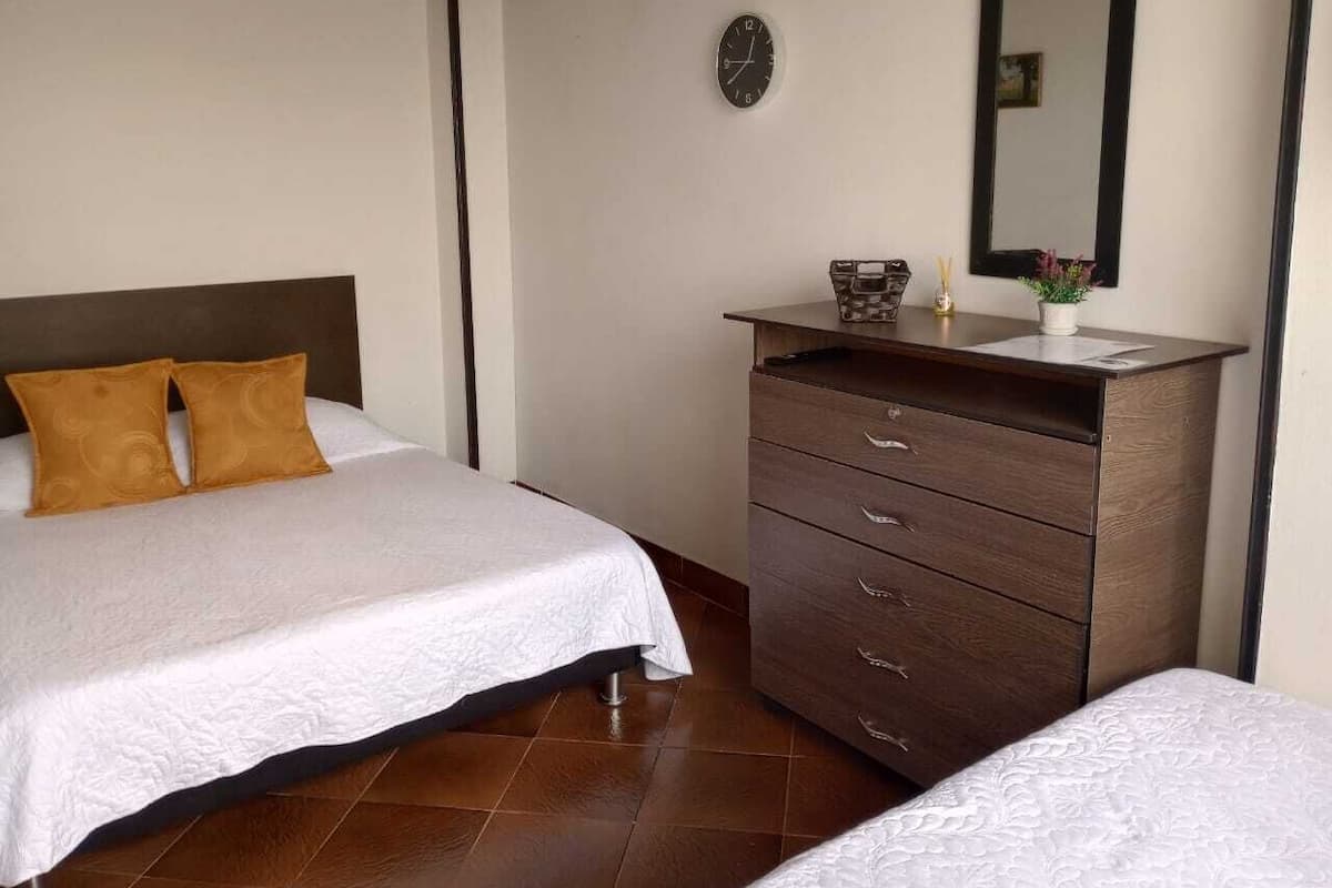 Basic İki Ayrı Yataklı Oda, Birden Çok Yatak | Ütü/ütü masası, ücretsiz kablosuz İnternet, çarşaf takımı