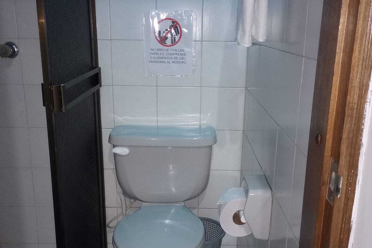 Junior Tek Büyük Yataklı Oda | Banyo | Duş, havlu