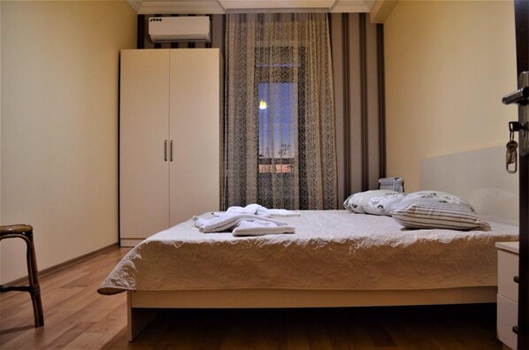 Desk, laptop workspace, iron/ironing board, bed sheets - Blue Sky Hotel (Batumi)