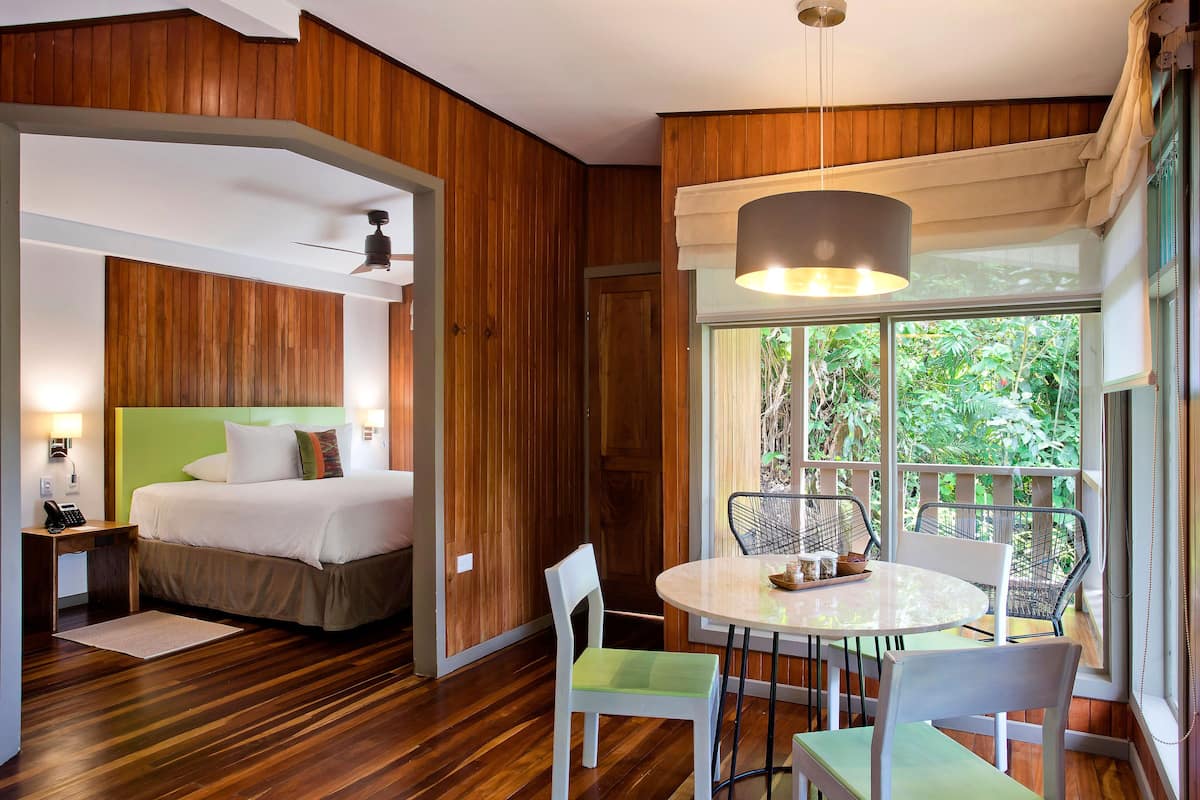 Suite – junior, 1 kingsize-seng med sovesofa, ikke-røyk | 1 soverom, minibarvarer (inkludert), safe på rommet og strykejern/-brett