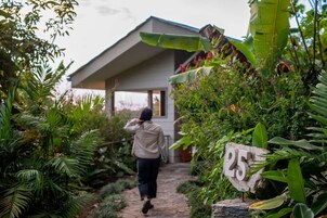 尊荣套房, 1 张特大床和 1 张沙发床, 无烟房 | 1 多间卧室、免费迷你吧物品、客房内保险箱、熨斗/熨板