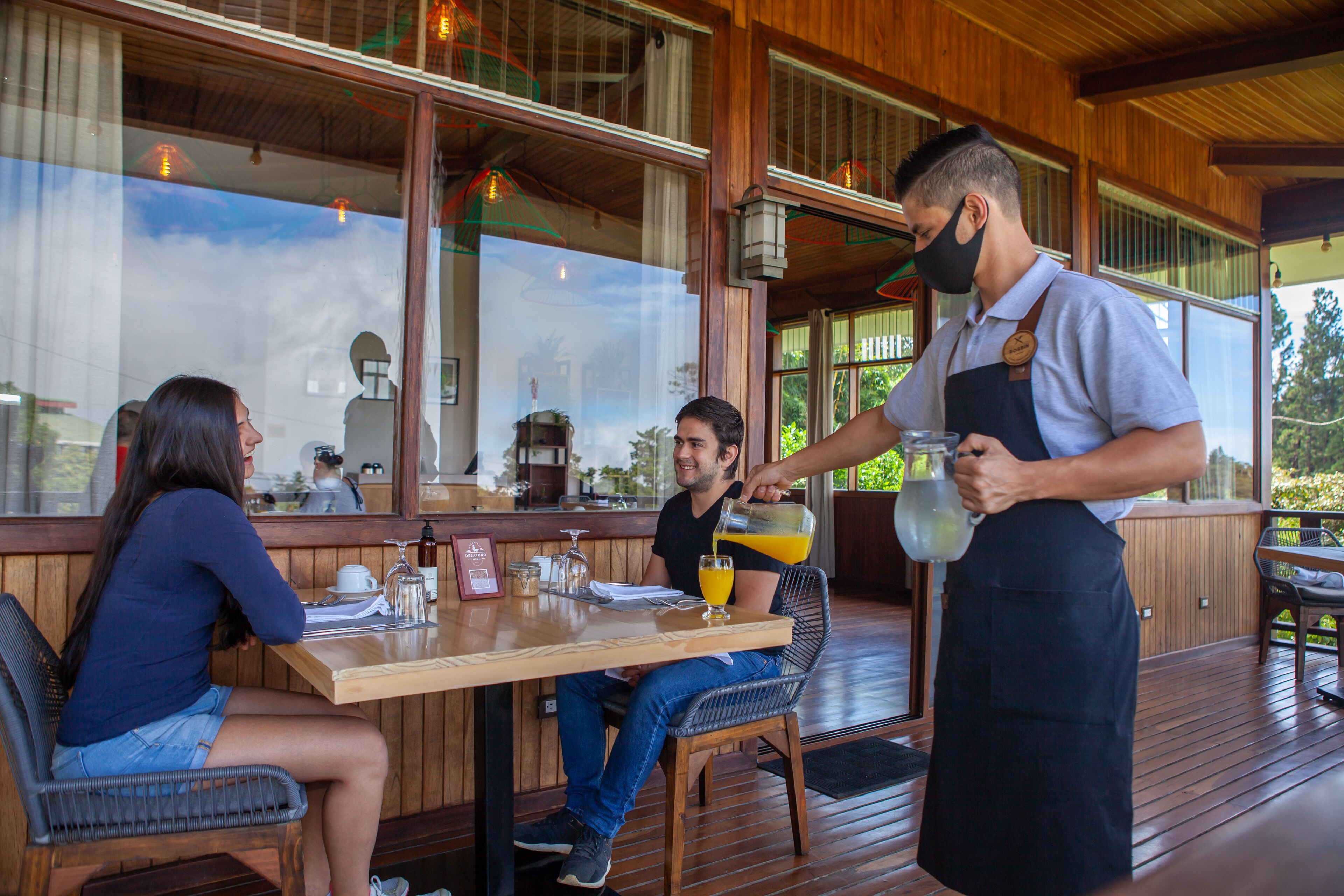 供应早餐、午餐和晚餐，地区菜