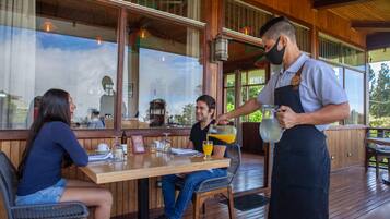 S'hi serveixen esmorzars, dinars, sopars i plats de cuina regional