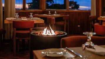 Breakfast, lunch, dinner served; Regional cuisine