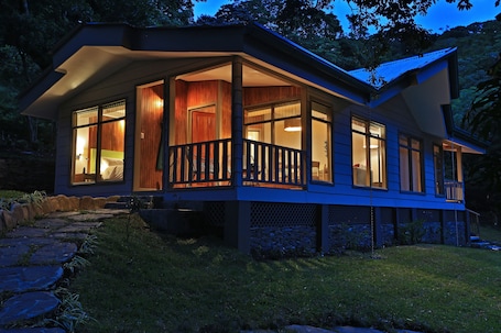 Fachada de la propiedad por la tarde o noche