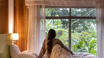 Junior Suite, 1 King Bed with Sofa bed, Non Smoking | 1 bedroom, free minibar items, in-room safe, iron/ironing board
